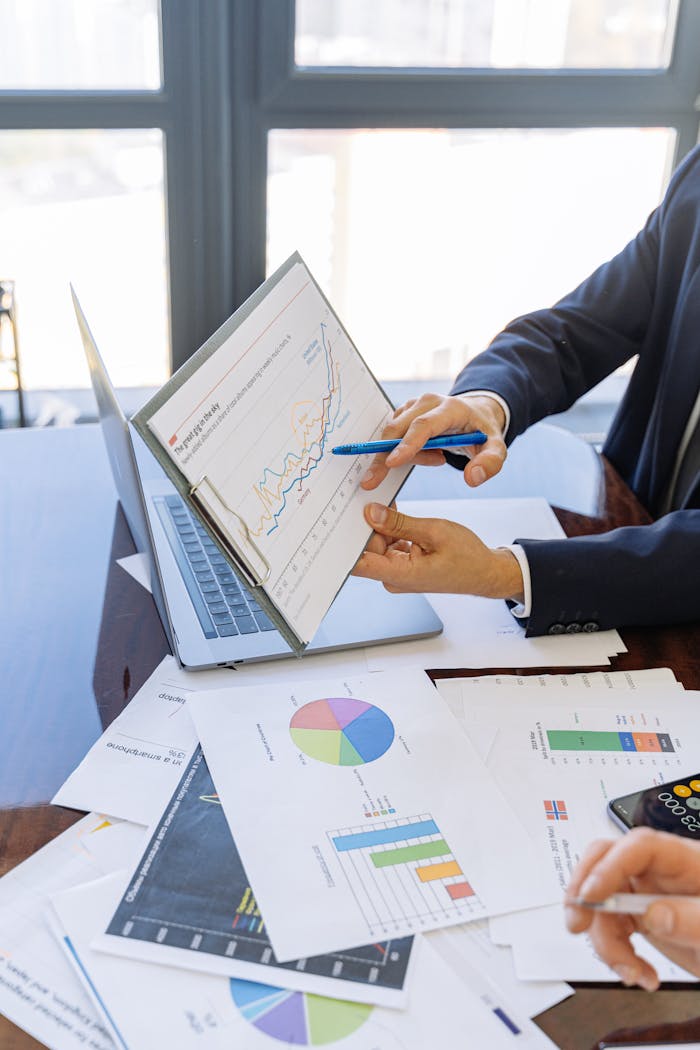 Asesor señalando indicadores financieros en una tableta